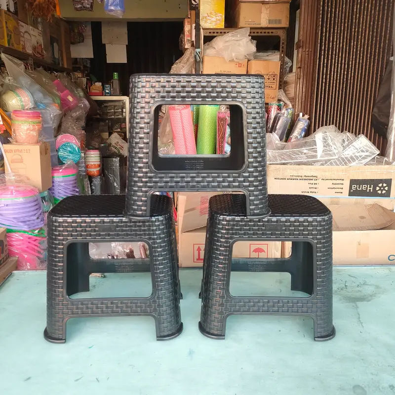 Kursi Hitam Pendek Tanggung Plastik Model Anyam Rotan/Bangku Jongkok 0