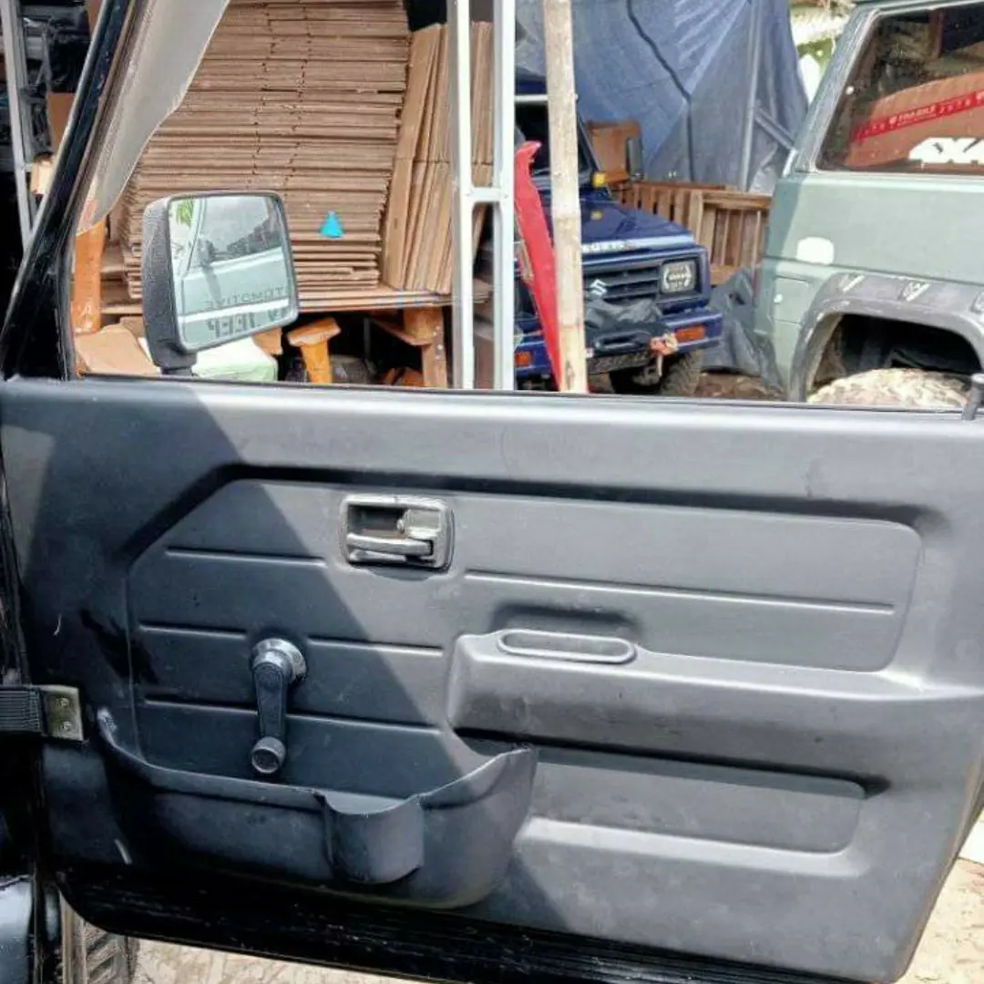 dortrim depan jimny katana ada tempat botol minun nya