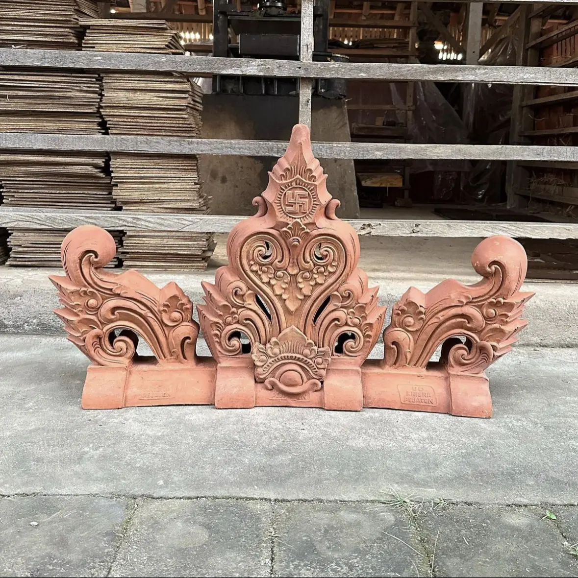 Wuwungan mahkota bali model antik motif tunjung / wuwungan bali antik / wuwungan genteng