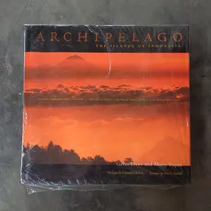 Buku Fotografi Archipelago: The Islands of Indonesia - Gavan Daws, dll