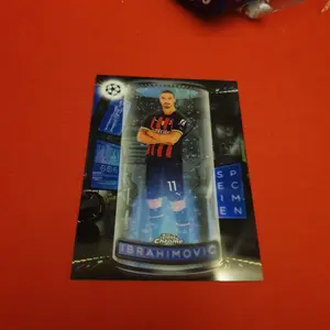 Kartu bola milan zlatan ibrahimovic specimen topps chrome 2023