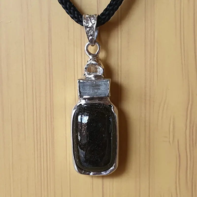 LIONTIN NATURAL NUUMMITE GREENLAND 2