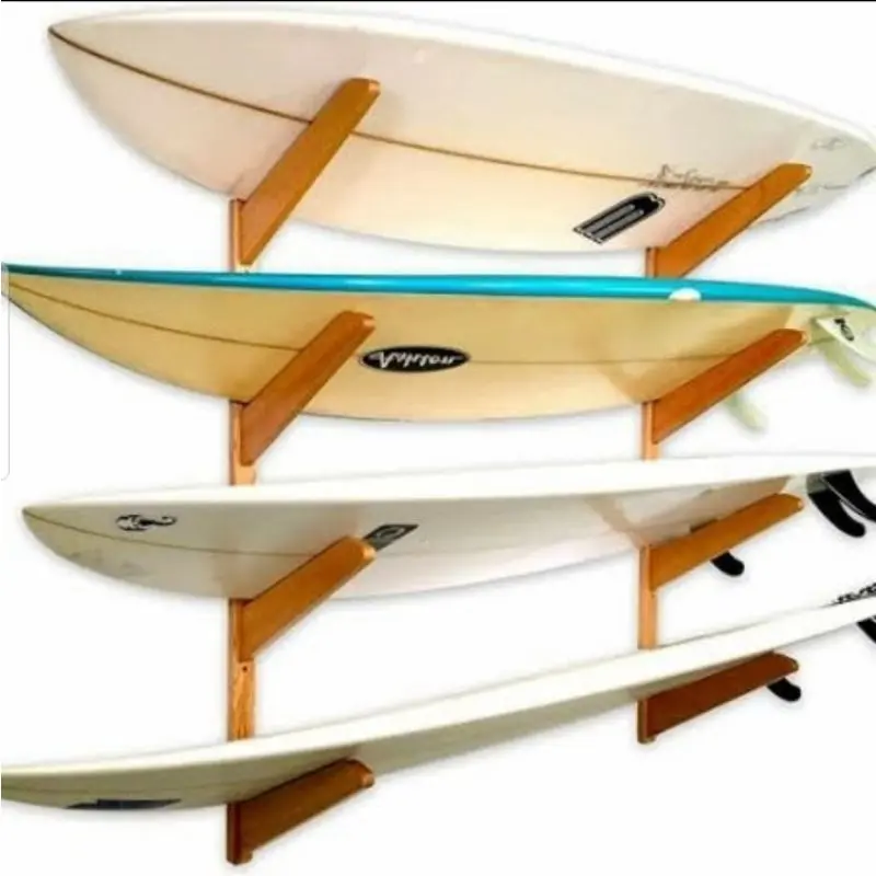 rak papan selancar .Surf boar tempel di dinding