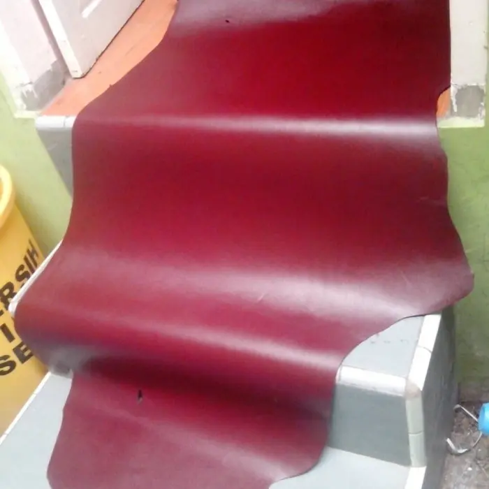 Kulit sapi lembaran kualitas premium warna merah marun 5-  10 feet Square