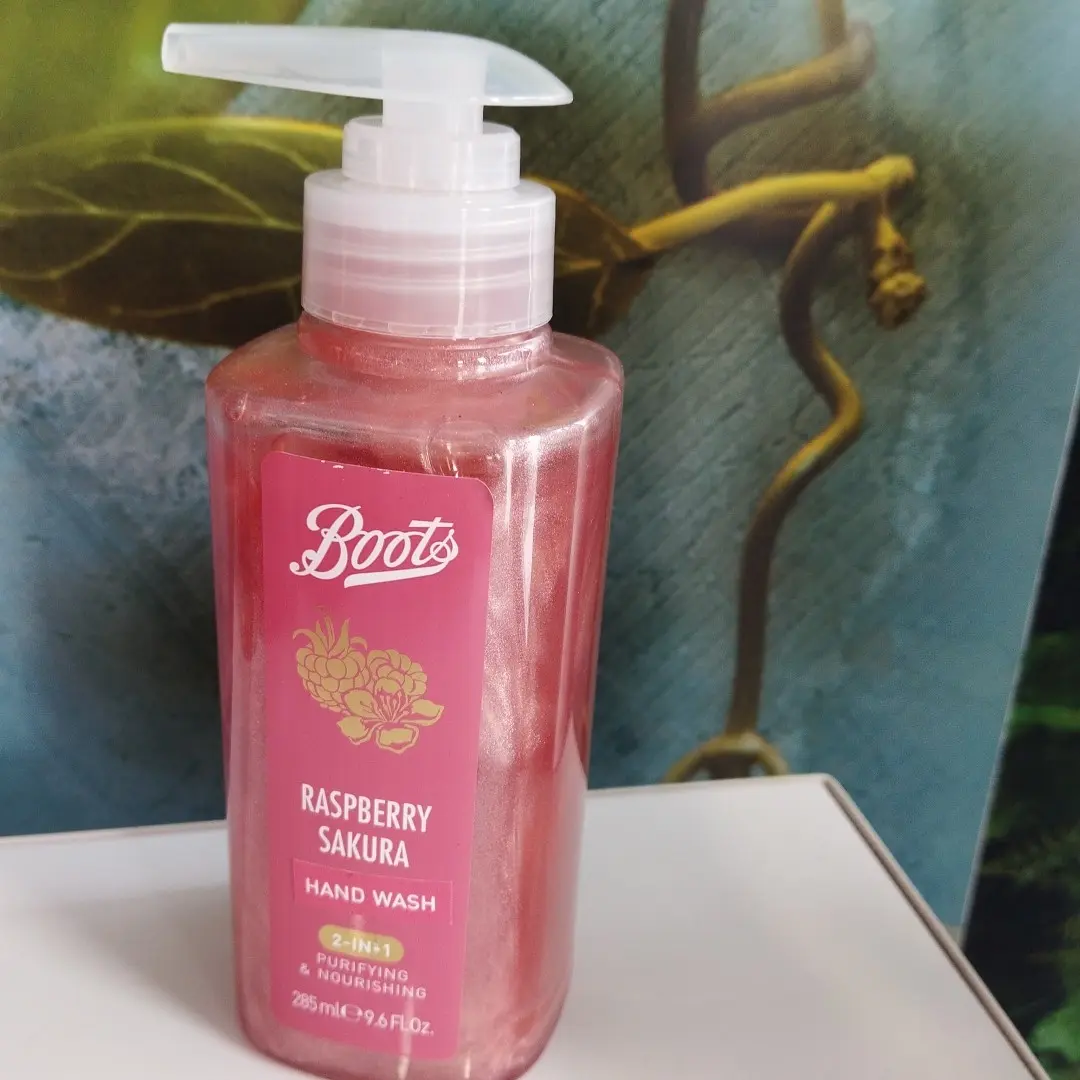 BOOTS GENTLE FOALMING HAND WASH RASPBERRY AND SAKURA 2IN 1 PURIFIYING AND NOURISHING 285ML