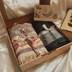 Set hampers sajadah sarung motif mewah free logam mulia