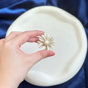 Faye White Premium Handmade Flower and Pearl Brooch/ bros / Pin Bunga Mutiara