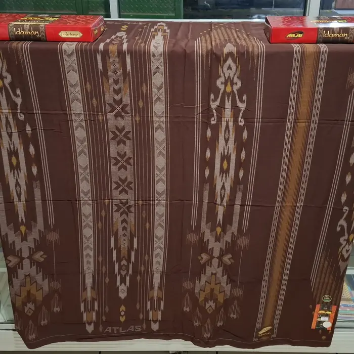 Gambar sarung atlas idaman akasia motif terbaru dari almumajjad Kab. Serang 5 Tokopedia