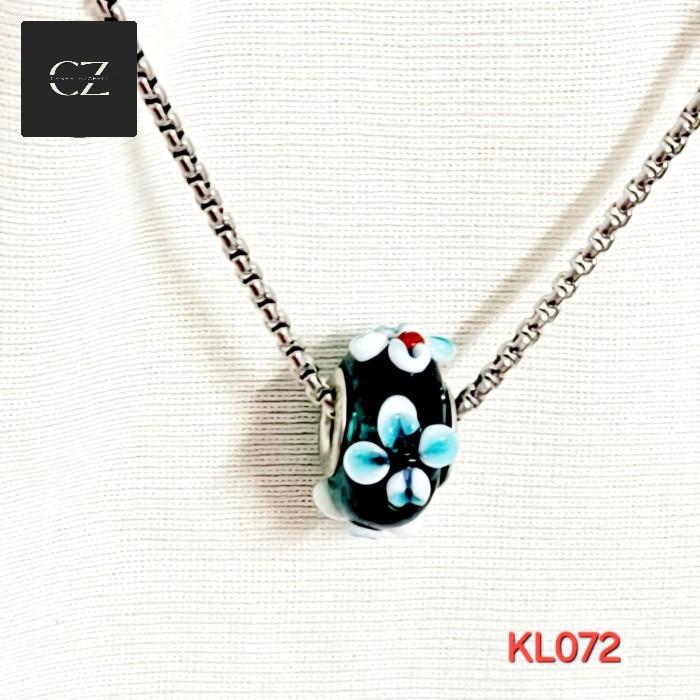 Gambar kalung rantai stainless steel liontin lampwork tosca bunga putih-merah dari carestazafeli Kota Administrasi Jakarta Selatan Tokopedia