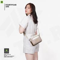 Gambar FOURTYFOUR DITE Tas Selempang Kanvas Waterproof Wanita Premium - Milk Brown dari FOURTYFOUR IDN Kota Administrasi Jakarta Barat 4 Tokopedia