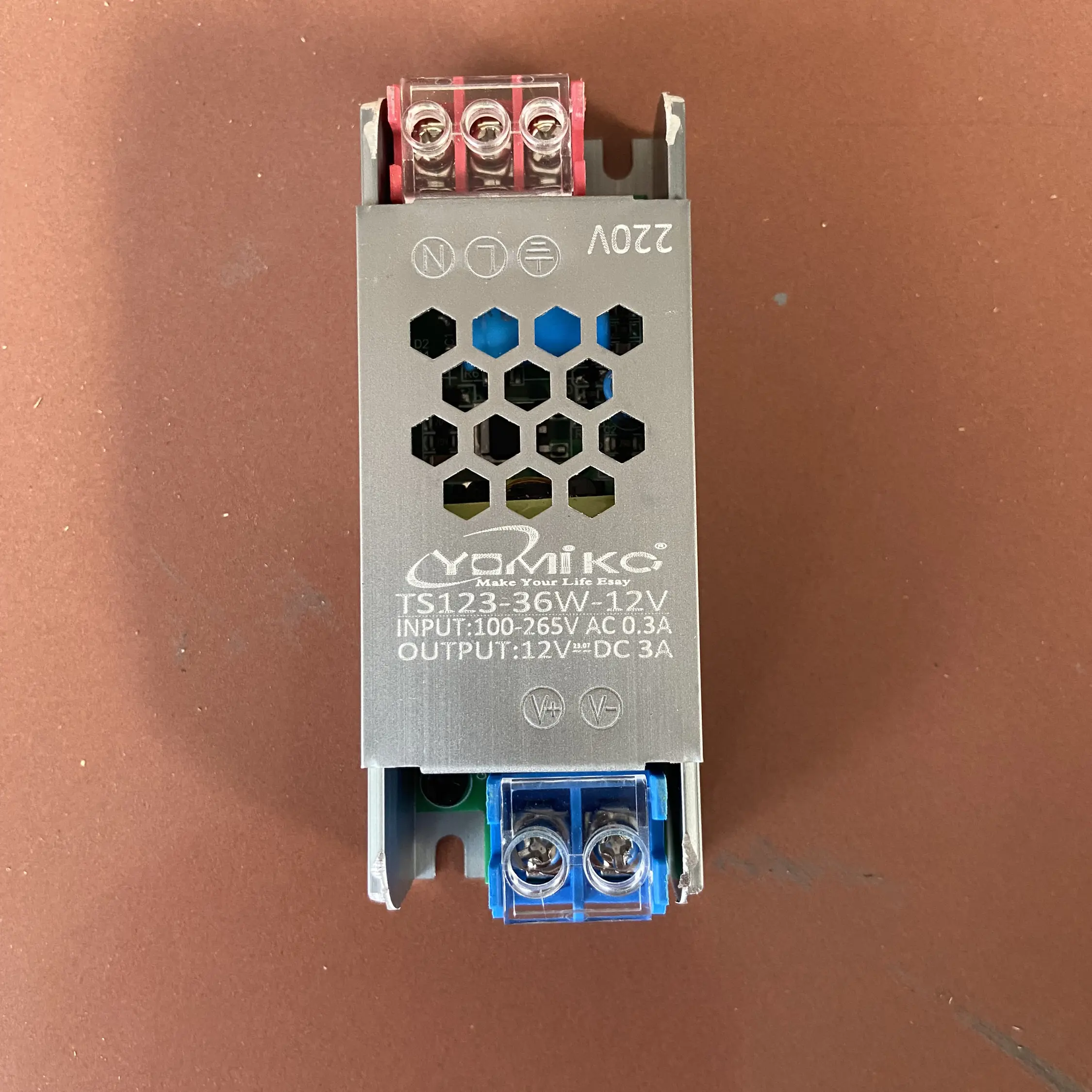 TRAVO YOMIKO 12V / 3A SLIM