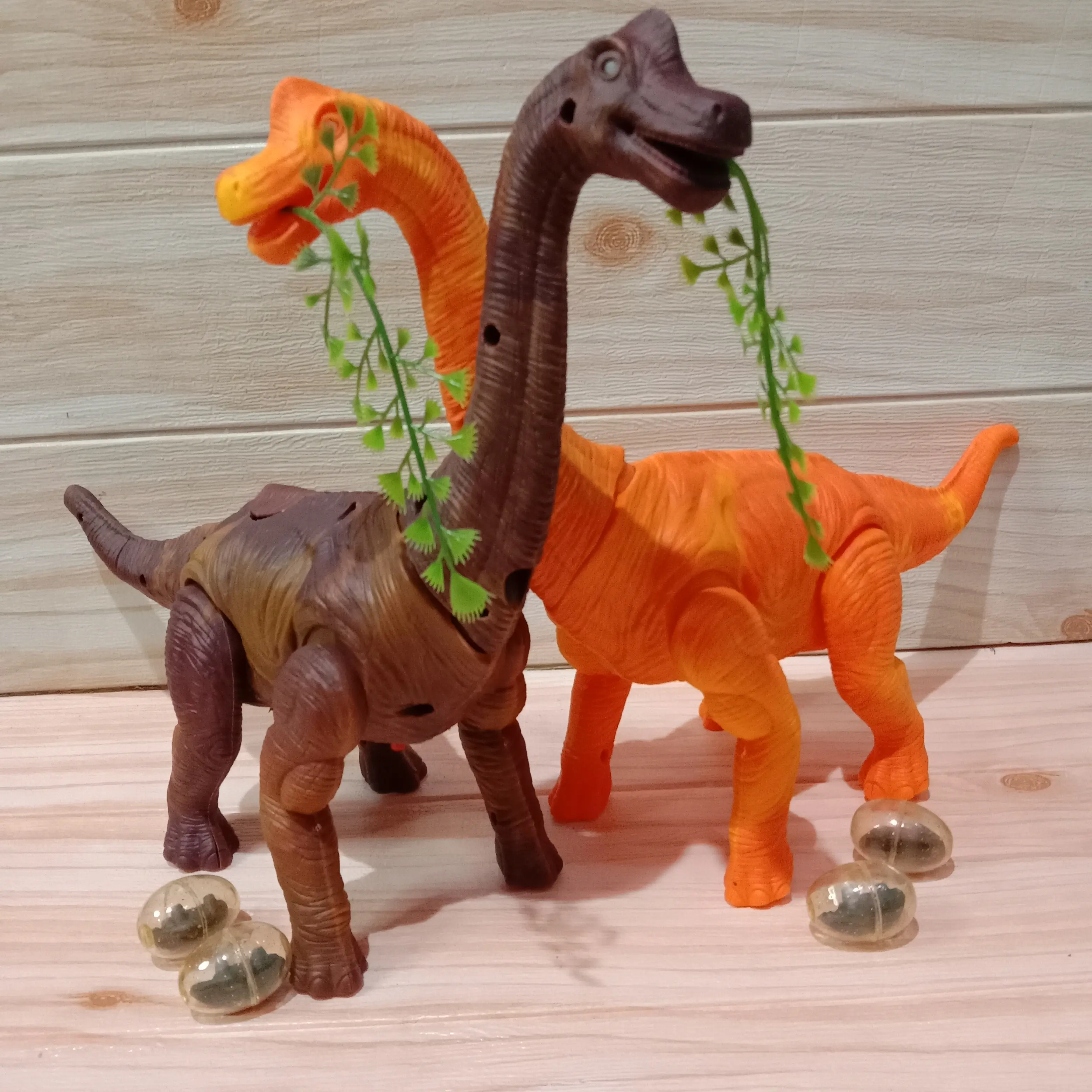 Mainan anak Dinosaurus bertelur bisa berjalan ada suara Brachiosaurus