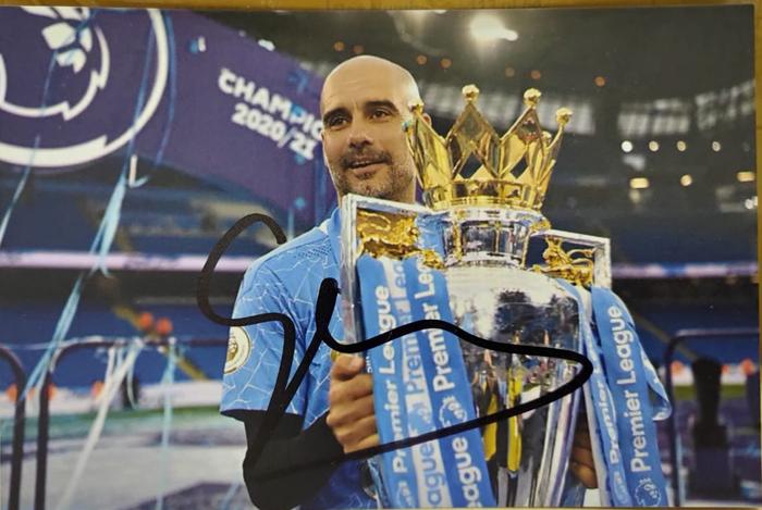 Gambar Foto Bertandatangan Pep Guardiola PEP002 Manchester City Premier League Trophy Dengan Sertifikat dari CNC phoneshop Kota Administrasi Jakarta Pusat Tokopedia