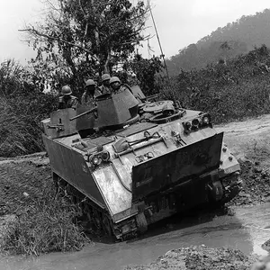 US M113 A1 Vietnam version with Interior + 5 Figure - M113A1 APC - Model Kit Academy 1/35