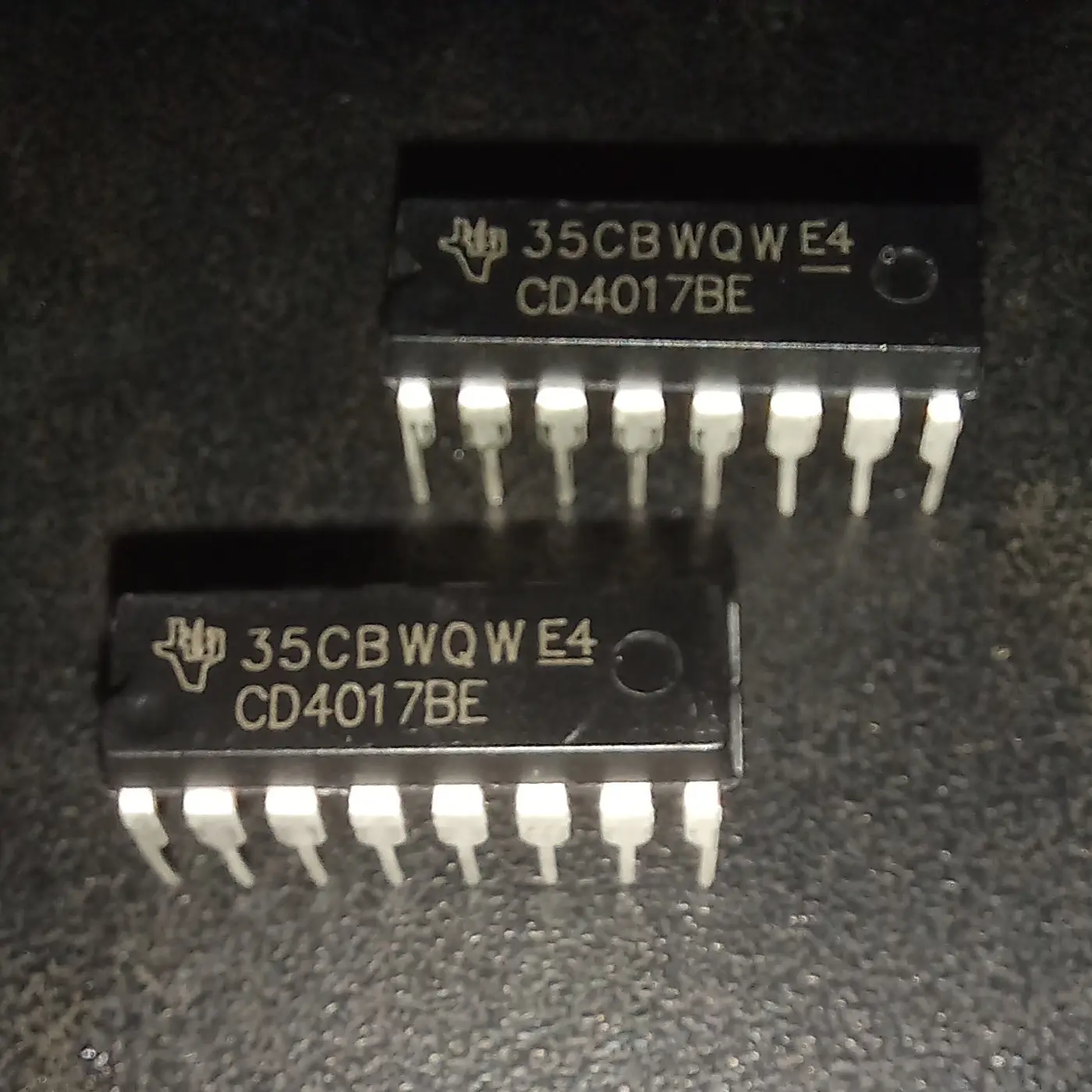 IC 4017 CD4017 CMOS DECADE COUNTER