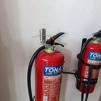 Gambar Gantungan APAR Tonata / Bracket Gantung Tabung Pemadam Api / Aksesoris APAR Safety / Sparepart Satuan Gantungan APAR / Dudukan Gantung Fire Extinguisher / Perlengkapan Instalasi Pemadam Kebakaran / Gantungan APAR untuk Berbagai Kapasitas Tabung 3–12 Kg dari Tonata Indonesia Kab. Tangerang 4 Tokopedia