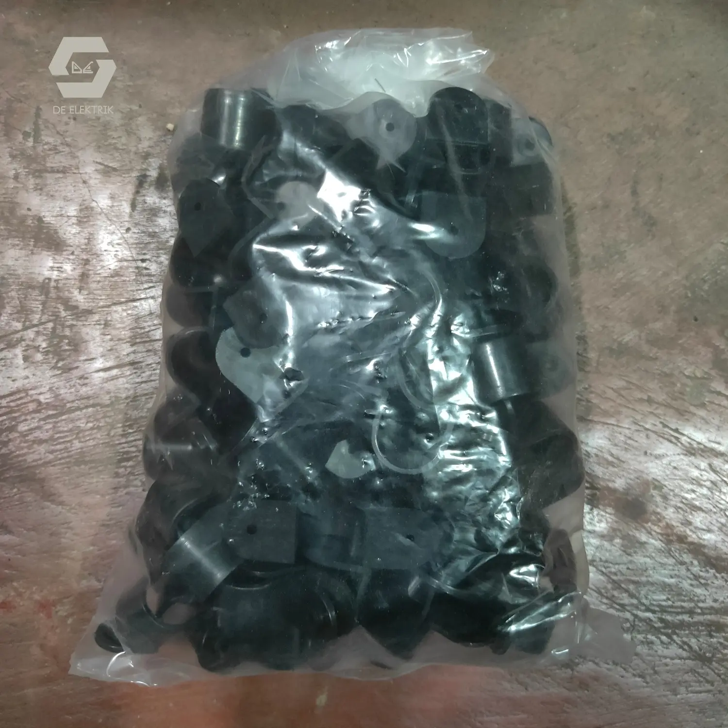 Klem Pipa Conduit 20mm Hitam @100pcs | Claim Konduit
