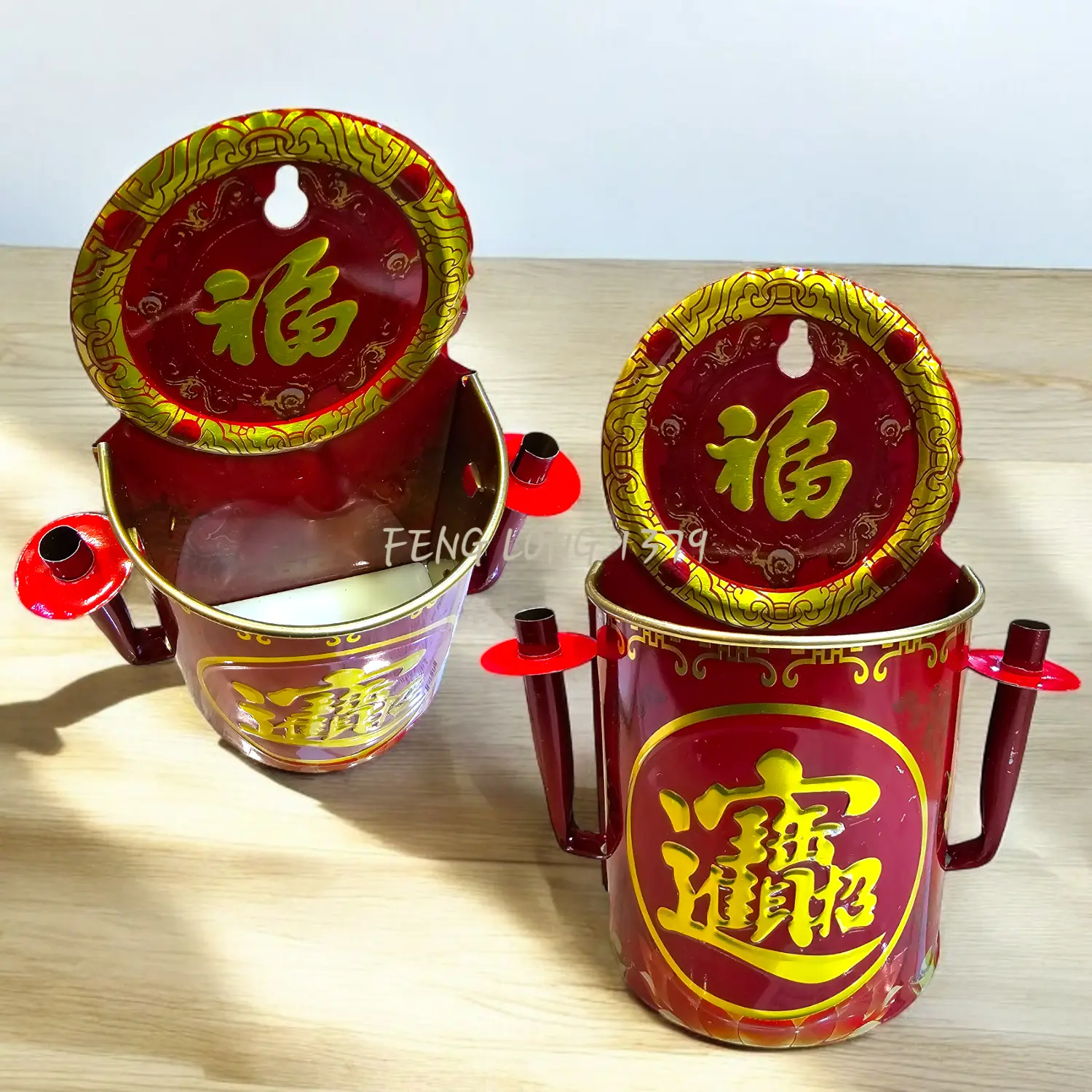 Seng Thi Kong seri Cao Cai Jin Bao dengan sepasang TEMPAT LILIN