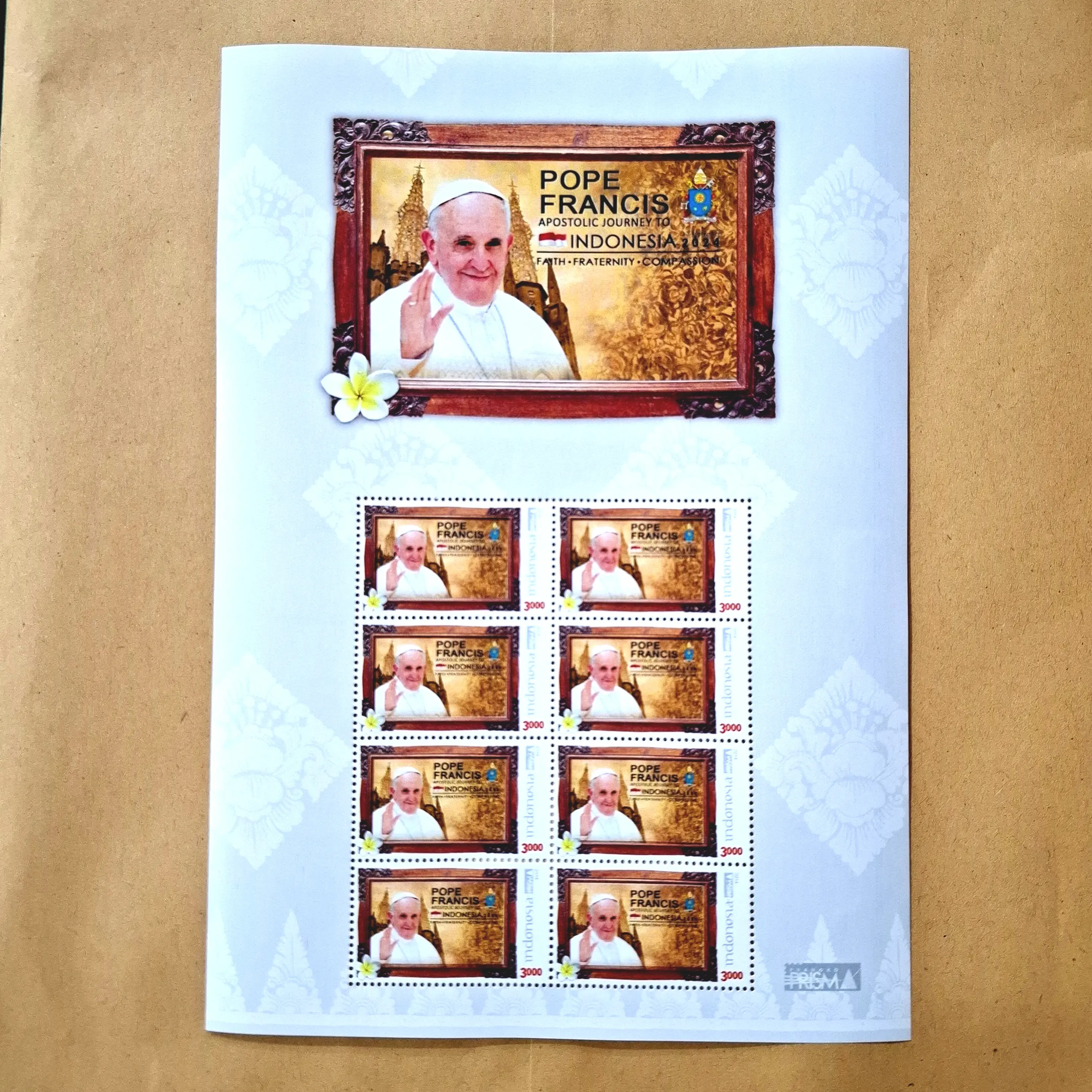 Prangko INDONESIA. Prangko Prisma dalam bingkai • POPE PRANCIS APOSTOLIC JOURNEY TO INDONESIA 3-6 September 2024. FAITH • FRATENITY • COMPASSION. Minisheet berisi 8 prangko, nominal Rp 3.000,-