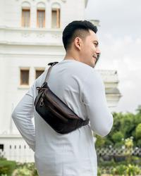 Gambar Kenes Leather Tas Pinggang Pria Waist Bag Kulit Asli DEXTER - Free Grafir Nama - Dark Brown PU, Tanpa Box dari kenesleather.id Kab. Bantul 4 Tokopedia