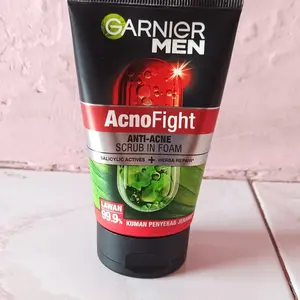 Garnier Men Acno Merah 100 ml Garnier Men Acno Merah 100 ml