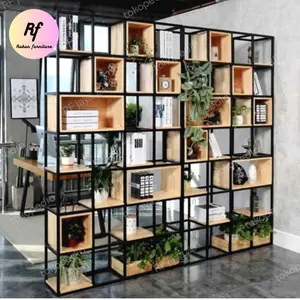 penyekat ruangan aesthetic dengan tempat bunga