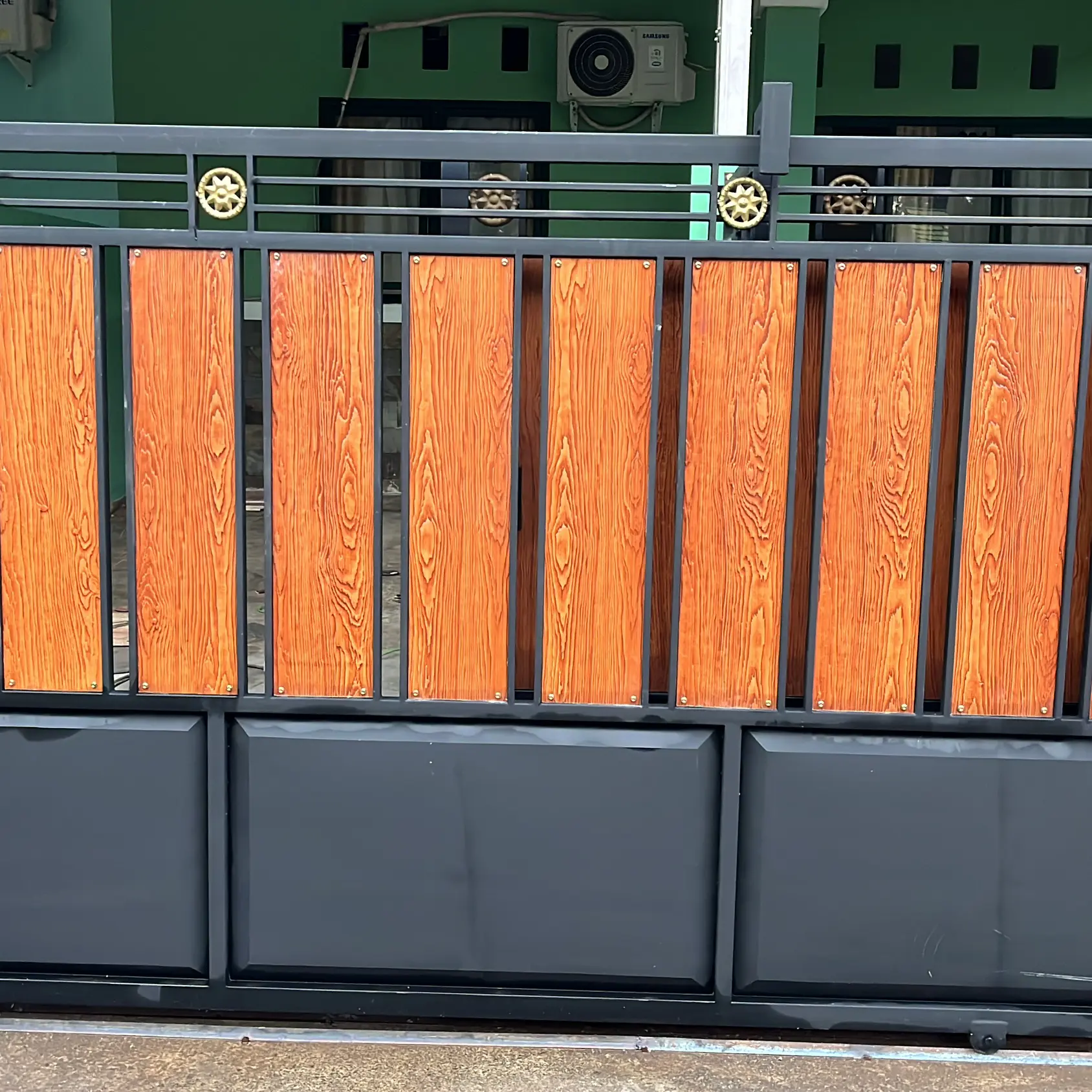 Pagar / Gate  Rumah Minimalis Motif GRC Wood Hollo Galvanis
