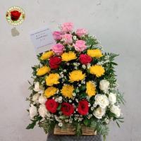 Gambar Rangkaian bunga meja hias fresh kombinasi bunga Krisan dan bunga mawar fresh dari PT FRESH CUT FLOWER Kota Administrasi Jakarta Barat 1 Tokopedia
