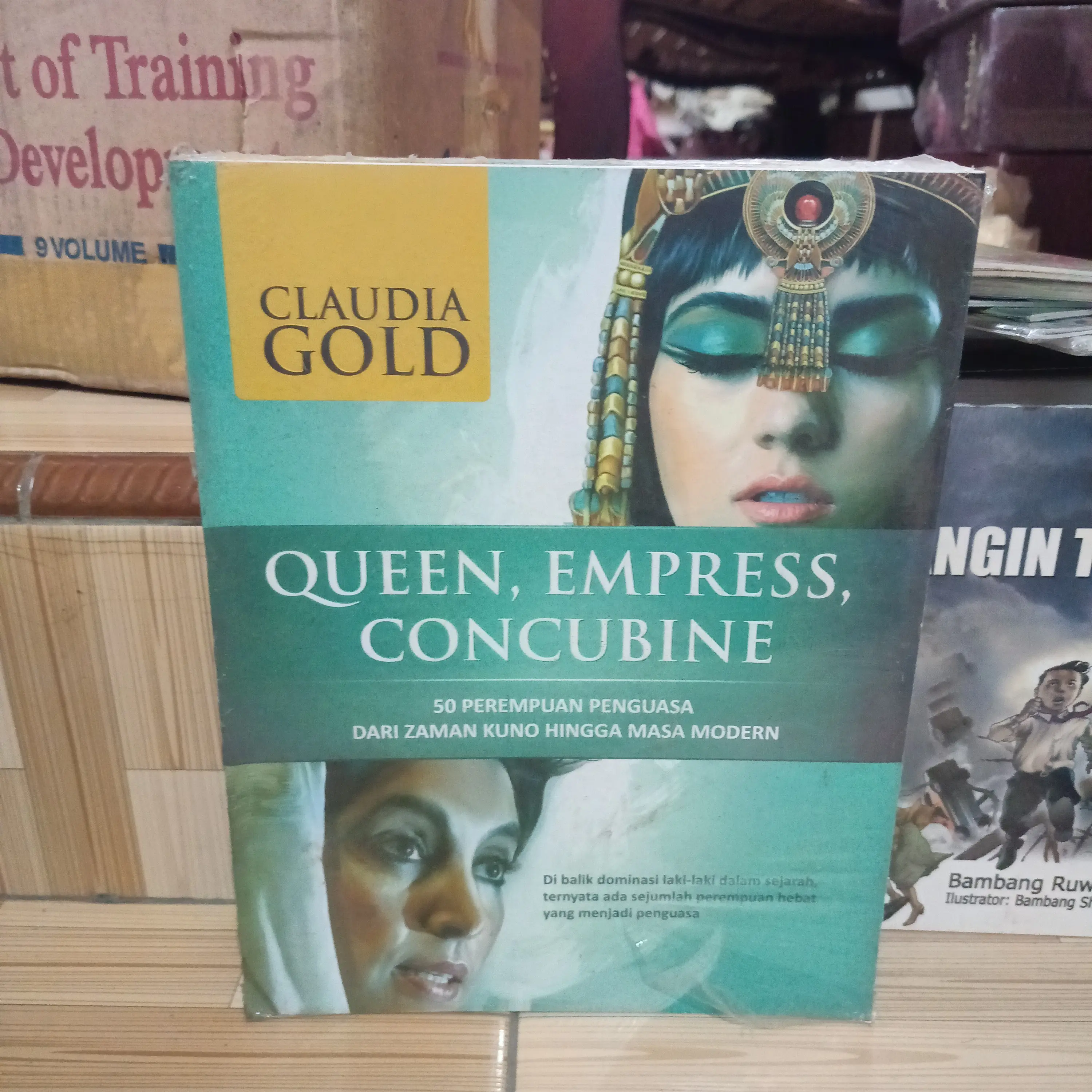 QUEEN ,EMPRESS , CONCUBINE.50 PEREMPUAN PENGUASA DARI ZAMAN KUNO HINGGA MASA MODERN.ORIGINAL
