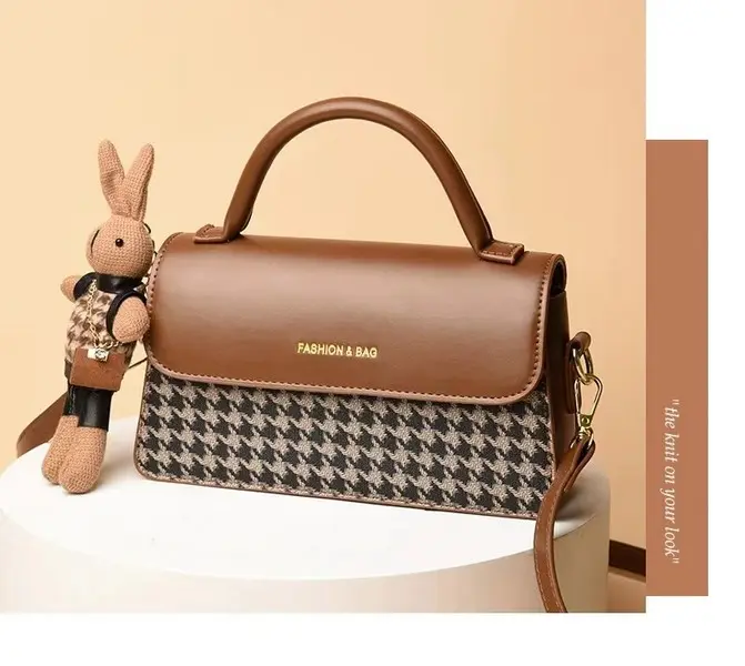 Tas Tangan Handbag Import Wanita warna coklatSelempang untuk main dengan gantungan booneka kelinci lucu, ada tali panjang muat banyak - GT3004