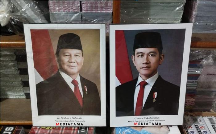 Gambar Gambar presiden wakil presiden Lambang burung garuda 2024 2025 bingkai kaca plastik ukuran A4 Foto Poster Uk A4 - Presiden+B Plst dari MediatamaIT Kota Medan Tokopedia