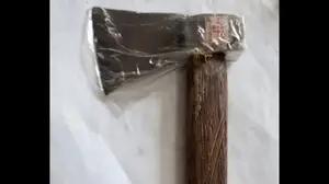 KAMPAK sedang. Kampak baja , tajam . Gagang kayu