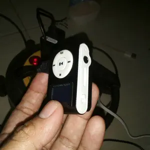 MP3 Player Pemutar Lagu MP3 TF Card dengan Klip & LCD Portabel Mini USB Audio Jack 3.5 mm Slot Micro SD Support Micro SD Card hingga 64 GB ZucZuc ZC10