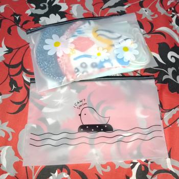 Product Review of Dompet / Pouch / Tempat Masker Zipper Praktis Simple Travel New Normal from Tokopedia customer review 0