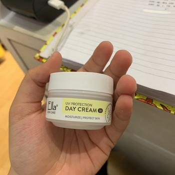 Product Review of Ella Skincare Day Cream SPF 30 with UV Protection - Melindungi Kulit dari Sinar Matahari, Aman utk Semua Jenis Kulit from Tokopedia customer review 0