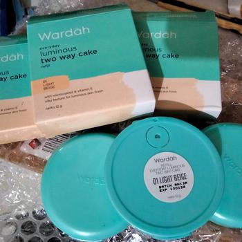 Product Review of WARDAH Everyday Luminous Two Way Cake Refill - Bedak Dengan Hasil Matte Yang Halus Ringan Dengan Kandungan Vit E - Oil Control dengan Hasil Akhir Natural - Makeup from Tokopedia customer review 0
