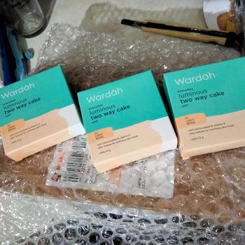 Product Review of WARDAH Everyday Luminous Two Way Cake Refill - Bedak Dengan Hasil Matte Yang Halus Ringan Dengan Kandungan Vit E - Oil Control dengan Hasil Akhir Natural - Makeup from Tokopedia customer review 2