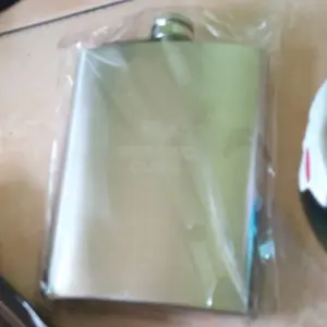 Botol Minum Stainless Mini Portable Praktis Dimasukkan ke Dalam Saku Celana