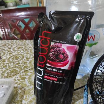 Product Review of MuTouch Goat's Milk Shower Cream Pearl and Mulberry 800ml (Sabun Mandi) from Tokopedia customer review 1