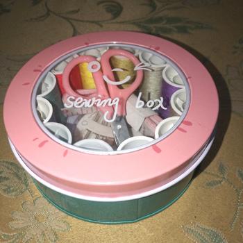 Product Review of COD Set Benang Alat Jahit Kotak Besi Bulat dilengkapi Dengan 12 Warna  Pilihan Set Jarum Gunting Perlengkapan from Tokopedia customer review 0