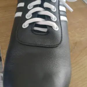 Hazely Official – Sepatu Golf Brodic Series UNISEX Warna Hitam Kulit Asli Handmade, 3 Garis Putih, Anti Selip & Tahan Air – Size 38-43