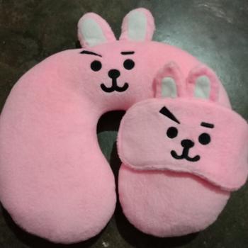 Product Review of (FREE PENUTUP MATA )Bantal leher bt korea kpop 8karakter Bed Hadiah from Tokopedia customer review 1