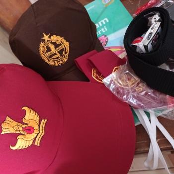Product Review of Paket Topi SD merah polos, Gesper, Dasi BORDIR LAKI from Tokopedia customer review 0