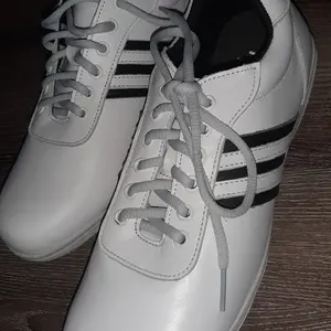 Hazely Official – Sepatu Golf Brodic Series UNISEX Warna Hitam Kulit Asli Handmade, 3 Garis Putih, Anti Selip & Tahan Air – Size 38-43