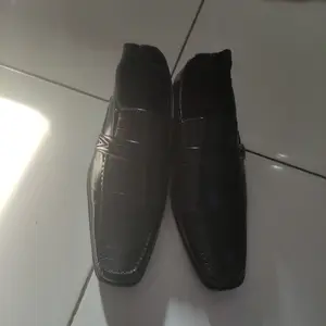 MOLLINIC Sepatu Pantofel Formal Jacob SJ233 Hitam Glossy Elegan Ujung Lancip Pointy Toe Slip-On Size 39-44 Anti Slip Comfortable untuk Kerja dan Acara Formal