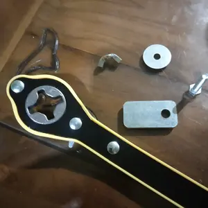 Alat Kunci Besi Pemutar Dongkrak Bawaan Mobil Universal Ratchet Wrench