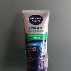 NIVEA MEN Facial Foam Bright Oil Clear Pore Minimizing Foam  50ml - Sabun cuci muka pria mencerahkan minyak berlebih berminyak kulit kusam facial wash pembersih wajah cerah mengecilkan pori komedo polusi debu kotoran - Vitamin C, Mint Crystal