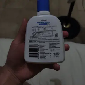 Cetaphil Daily Facial Cleanser 236ml dengan Hydrating Glycerin, Panthenol, Niacinamide untuk meminimalkan tampilan pori-pori pada Kulit Berminyak dan Sensitif