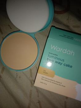 Product Review of WARDAH Everyday Luminous Two Way Cake Refill - Bedak Dengan Hasil Matte Yang Halus Ringan Dengan Kandungan Vit E - Oil Control dengan Hasil Akhir Natural - Makeup from Tokopedia customer review 0