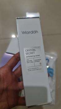 Product Review of WARDAH Crystal Secret Exfoliating Toner with Natural AHA+PHA 125 ml - Toner Untuk Eksfoliasi dengan Extract Edelweiss - Mencerahkan dan Menyamarkan Flek Hitam - Skincare from Tokopedia customer review 2